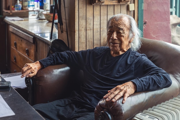 Portrait de Victor Delfin, artiste et sculpteur péruvien