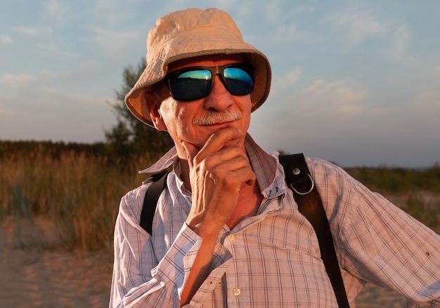 Portrait d'un vieil homme avec des lunettes de soleil