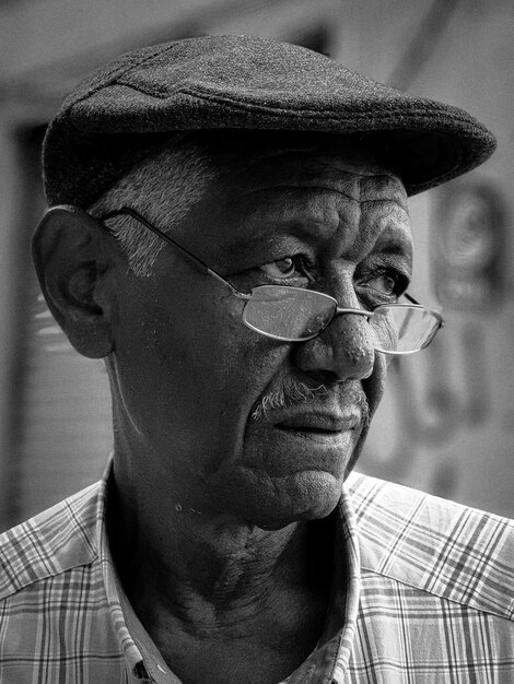 Photo portrait d'un vieil homme portant un chapeau