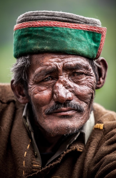 Portrait d'un vieil homme des villages indiens.