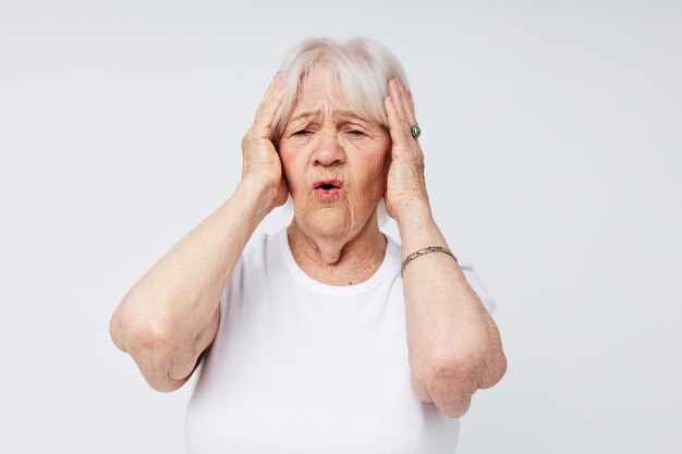 Portrait d'une vieille femme amicale mode de vie santé migraine fond clair