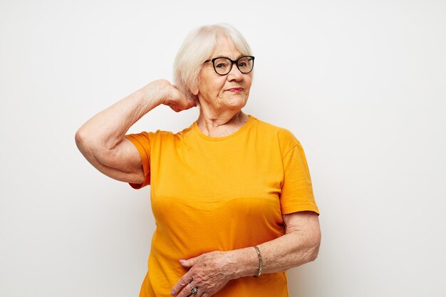 Portrait d'une vieille femme amicale problèmes de vision avec des lunettes gros plan