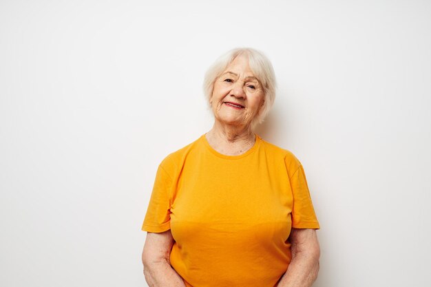 Portrait d'une vieille femme amicale tenant un verre d'émotions agrandi de santé de l'eau