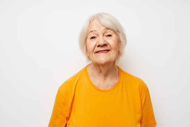 Portrait d'une vieille femme amicale tenant un verre d'émotions agrandi de santé de l'eau