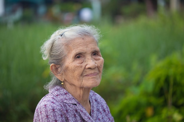 Portrait vieille femme asiatique