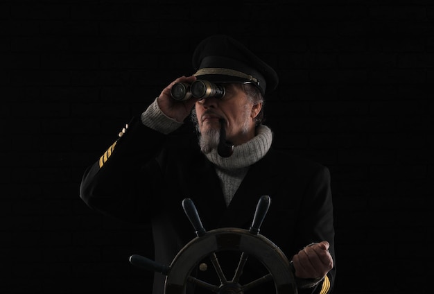 Photo portrait d'un vieux capitaine de navire barbu