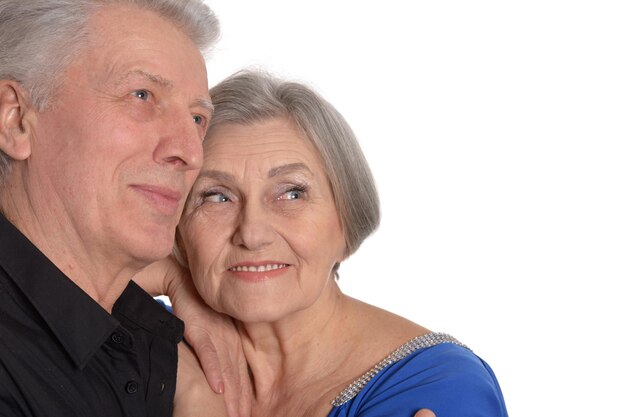 Portrait d'un vieux couple heureux embrassant sur fond blanc