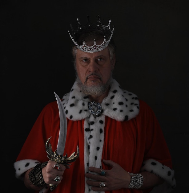 Photo portrait d'un vieux roi médiéval barbu