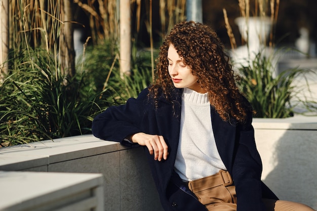 Portrait de ville de femme pensive sur un banc