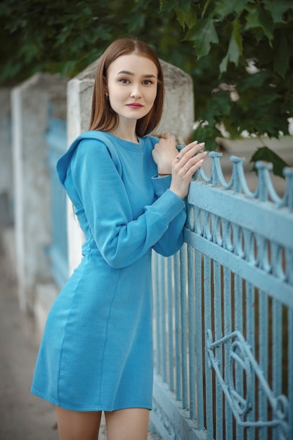 Portrait de ville d'une fille avec une robe bleue