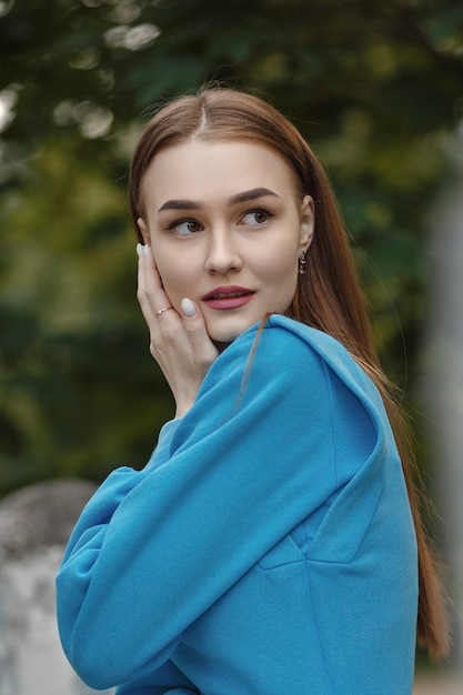 Portrait de ville d'une fille avec une robe bleue