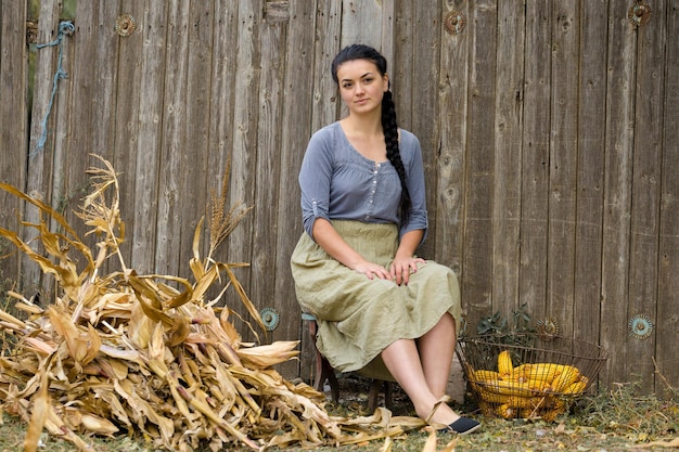 Portrait vintage d'une fille sexy avec le concept de maïs de la récolte rurale