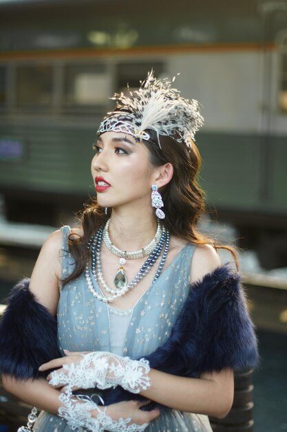 Portrait vintage rétro de la belle femme Gatsby se tenir debout, attendre le train pour l'amant, sentir l'expression face au style de mode romantique des années 20 à la gare publique, concept de mode ancienne Gatsby