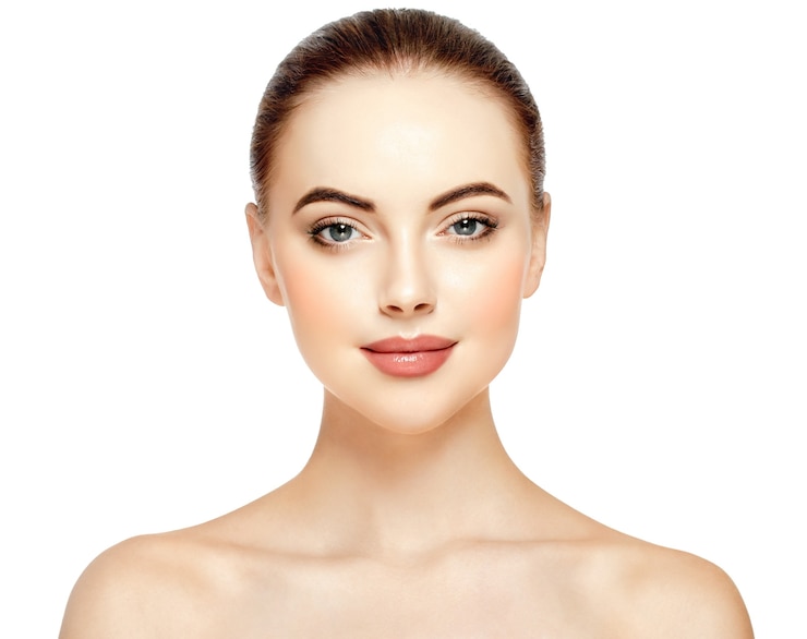 Photo portrait de visage de belle femme. concept de soins de la peau de beauté. modèle de beauté de mode.