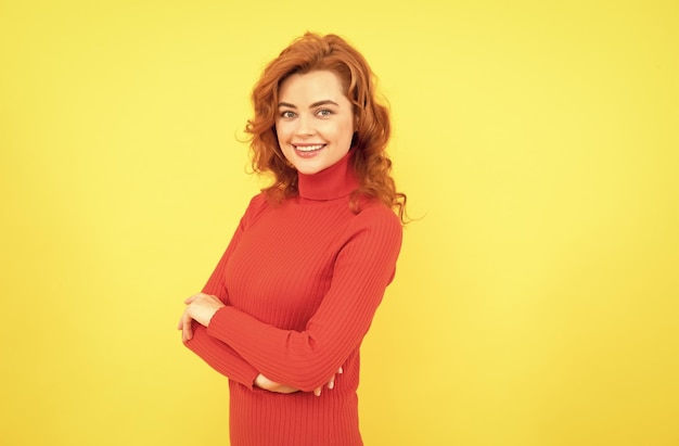 Portrait de visage de belle fille rousse souriant sur la mode de l'espace de copie de fond jaune