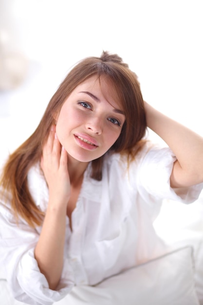 Portrait de visage de belle jeune femme isolé sur fond blanc