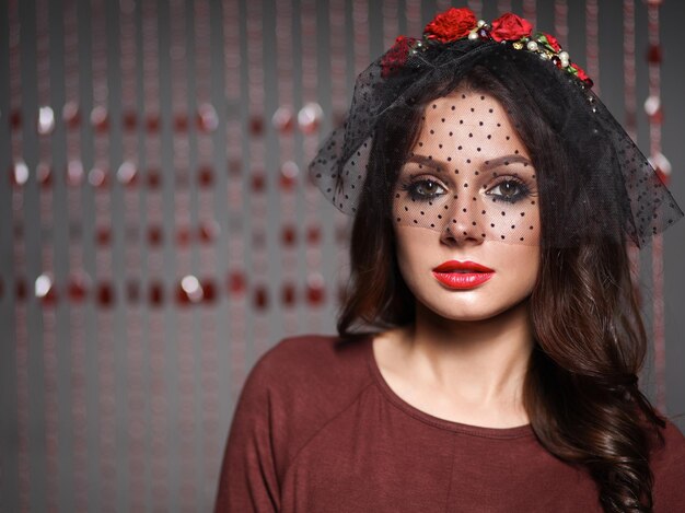 Portrait de visage de belle jeune femme isolé sur fond sombre