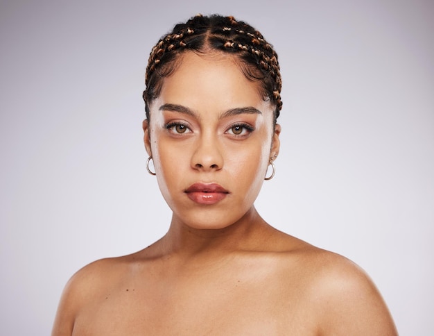 Portrait visage ou femme avec beauté après soins de la peau ou routine d'auto-soins isolée sur fond de studio