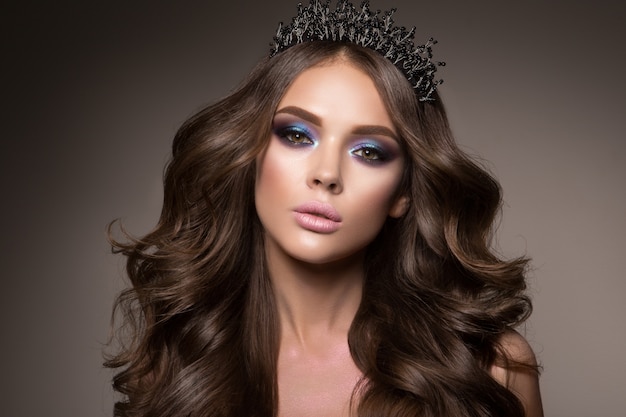 Portrait De Visage De Femme De Beauté. Beau Modèle Fille Avec Une Peau Propre Et Fraîche