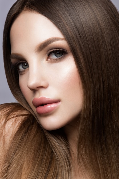 Portrait de visage de femme de beauté. Beau modèle fille avec une peau propre et fraîche