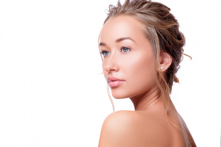 Photo portrait de visage de femme de beauté. beau modèle de spa fille avec une peau propre et fraîche. femme regardant la caméra sur fond isolé blanc. belle coiffure jeunesse et concept de soins de la peau