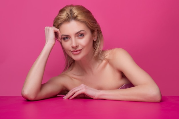 Portrait de visage de femme de beauté en studio. Belle fille à la peau propre, maquillage naturel.