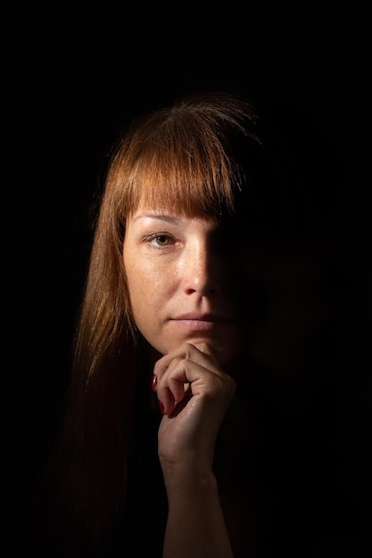 Portrait de visage de femme dans le noir