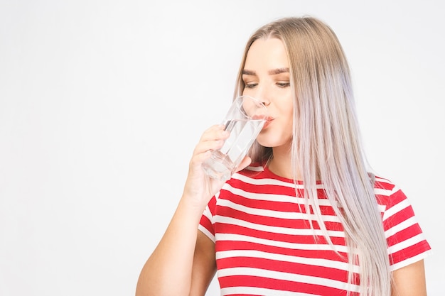 Portrait de visage de femme eau potable