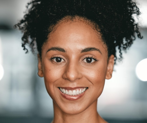 Portrait de visage de femme noire et sourire tout en étant heureux avec le maquillage des dents blanches et les cosmétiques ou la beauté naturelle Personne afro-américaine confiante et forte avec une lueur saine sur la peau et un état d'esprit positif