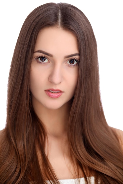 Portrait de visage de jeune belle femme brune avec une peau saine