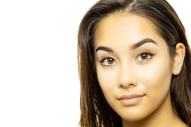 Portrait de visage de jeune femme métisse