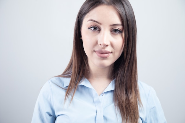 Portrait de visage de jeune femme souriante.