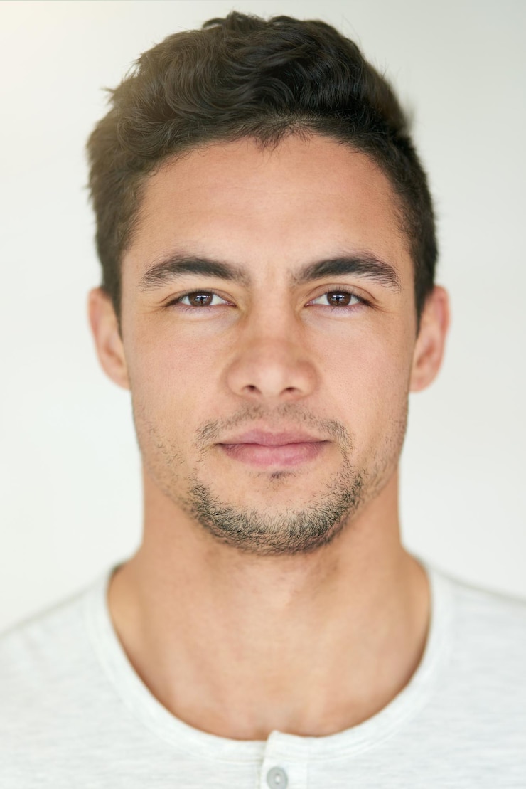 Photo portrait visage et photo de l'homme en studio isolé fond blanc et posant avec une attitude décontractée beau jeune homme sérieux personne de sexe masculin et pose pour photo d'identité passeport photo et confiance
