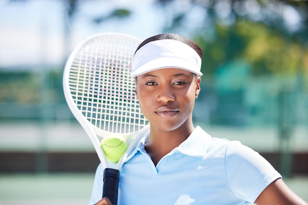 Photo portrait de visage de tennis et femme noire sérieuse sur le terrain prête pour le match ou la compétition raquette de sport de fitness et jeune athlète féminine fière et confiante du nigéria se préparant à l'entraînement