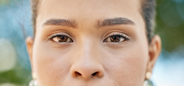 Portrait de visage yeux et femme indienne en plein air pour la santé visuelle et le bien-être dans la nature avec des cosmétiques de maquillage et des soins dermatologiques Modèle zoom et peau tout en regardant avec les yeux bruns pour la mise au point