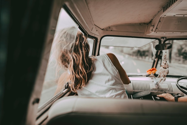 Portrait de voyage sur la route d'une femme bohème dans un minibus, photo HD de voyage