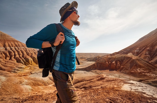 Portrait de voyageur dans le désert