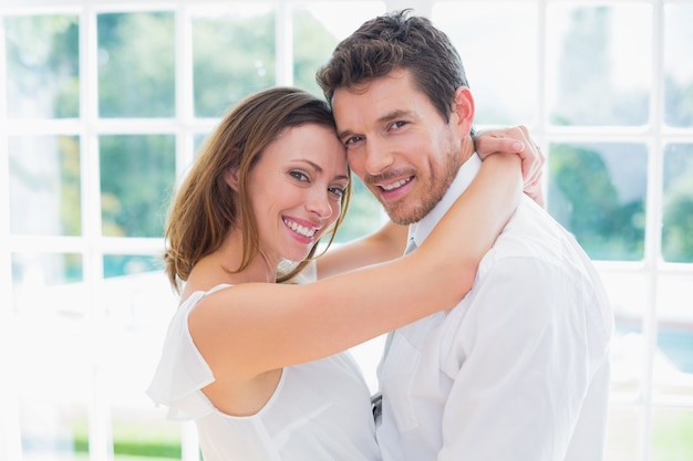 Portrait de vue de côté d&#39;aimer le couple à la maison