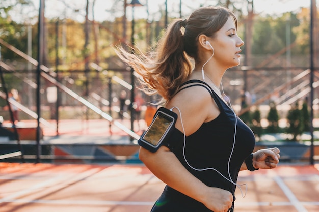 Portrait de vue de côté une belle femme taille plus courir le matin pour perdre du poids.