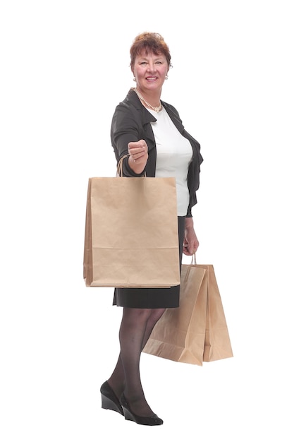 Portrait de vue de côté d'une femme senior heureuse posant avec son sac à provisions