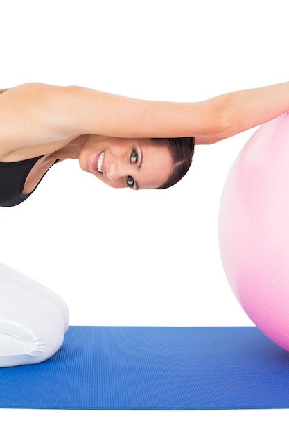 Portrait de vue de côté d&#39;un fit jeune exercice avec ballon de fitness