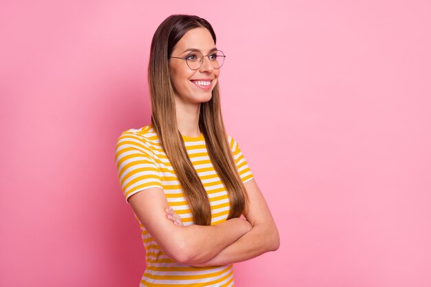 Portrait de vue de côté de profil de plan rapproché de belle fille intellectuelle les bras croisés