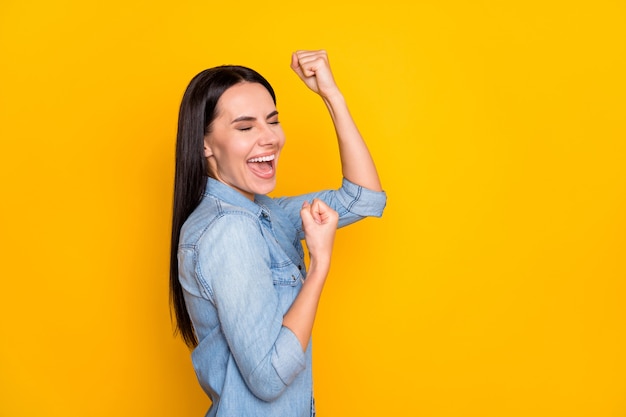 Portrait de vue de côté de profil de plan rapproché de fille extatique célébrant la victoire