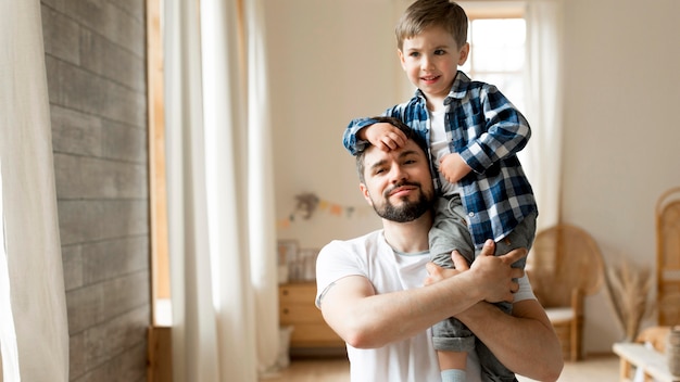 Photo portrait vue de face de l'heureux père et fils