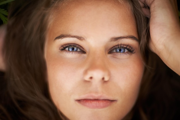 Photo portrait des yeux et de la beauté naturelle de la femme en plein air peau saine et bien-être visage proche et attrayant jeune personne esthétique et cosmétiques pour le traitement du visage dans la nature en suisse