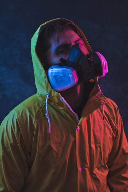 Portraits artistiques avec homme portant un masque de sécurité.