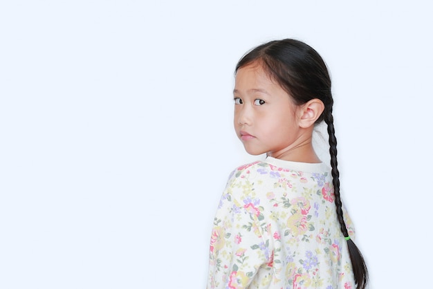 Portraits asiatique petite fille enfant regardant la caméra de l'arrière isolé sur fond blanc avec copie espace