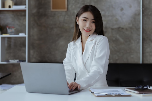 Portraits de beaux hommes d'affaires asiatiques femmes d'affaires dirigeantes femmes travaillant dans un bureau d'entreprise en démarrage gérant une entreprise en croissance et rentable Concepts de gestion d'entreprise de femmes dirigeantes