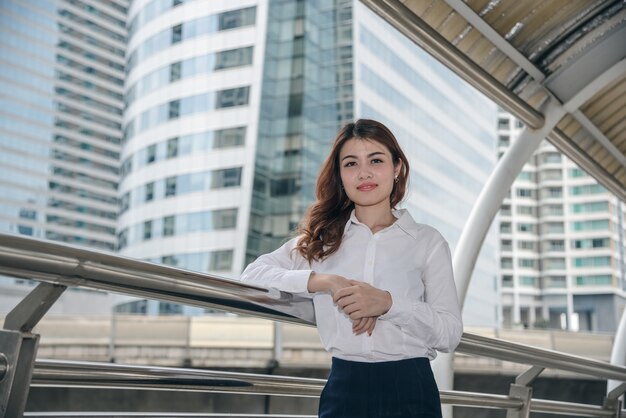 Les portraits de la belle femme asiatique ont l&#39;air joyeux et la confiance est en plein air