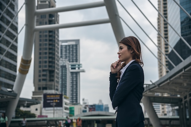 Les portraits de la belle femme asiatique ont souligné du travail.